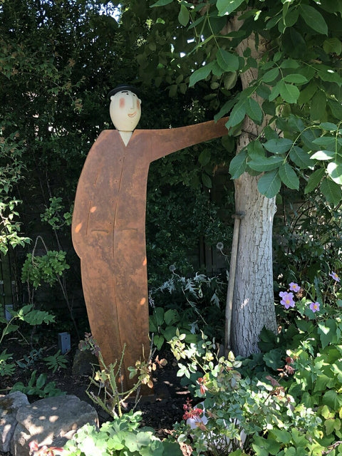 Susanne Boerner: 'Gartenfreund_linker Arm anlehnend'