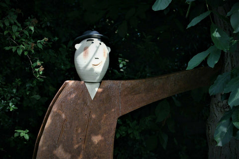 Susanne Boerner: 'Gartenfreund_linker Arm anlehnend'