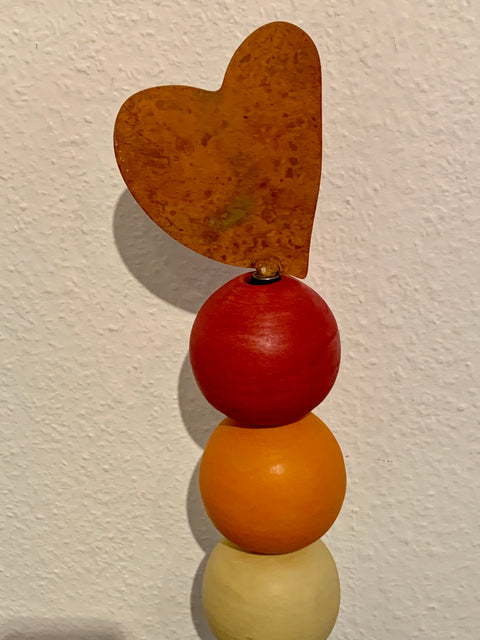 Stele Herz mit 6 bunten Kugeln von Susanne Boerner