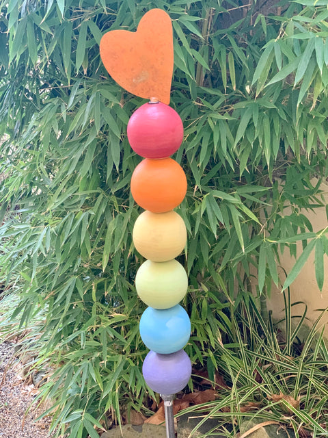 Stele Herz mit 6 bunten Kugeln von Susanne Boerner