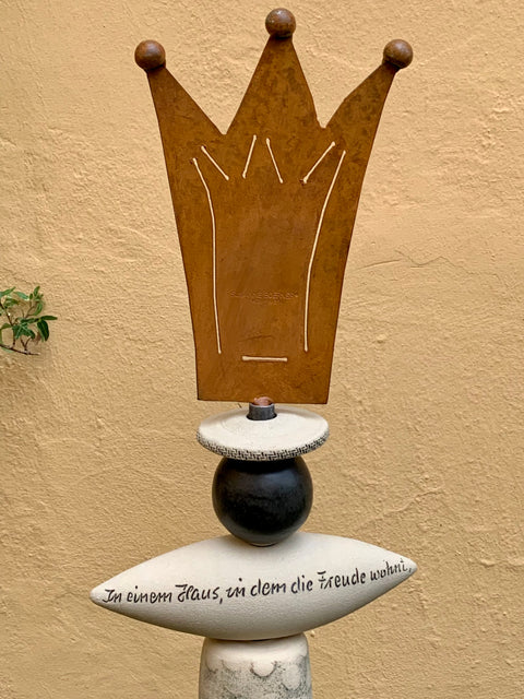 Stele mit Krone und Stein quer von Susanne Boerner