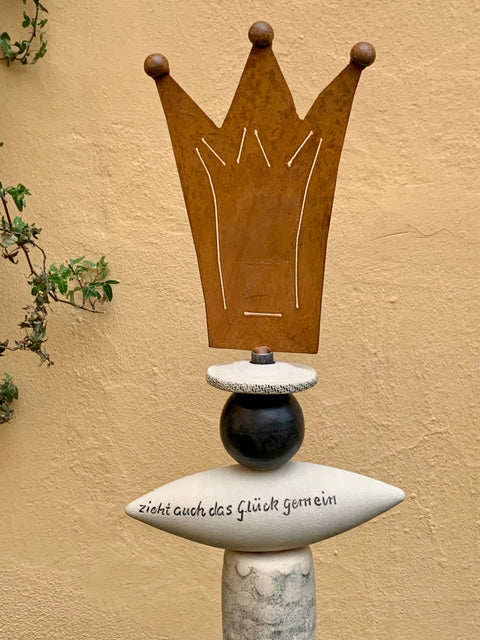 Stele mit Krone und Stein quer von Susanne Boerner