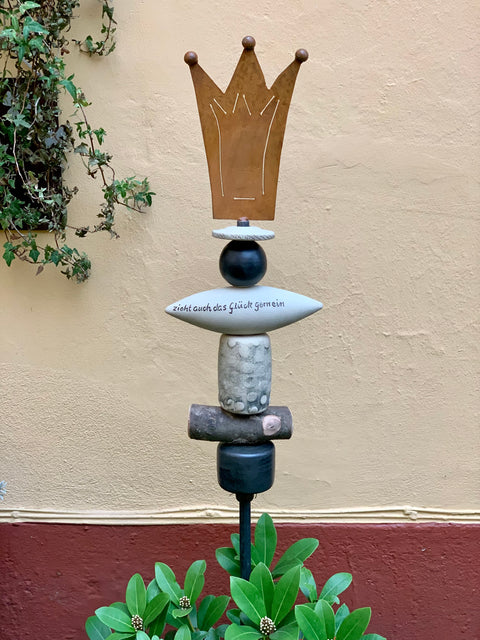 Stele mit Krone und Stein quer von Susanne Boerner