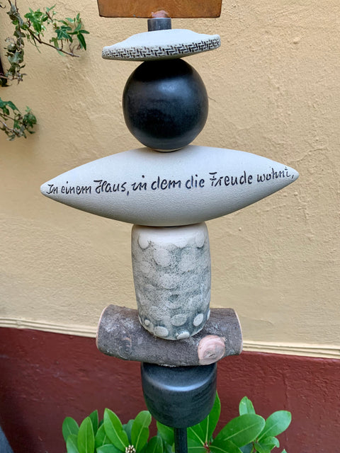 Stele mit Krone und Stein quer von Susanne Boerner