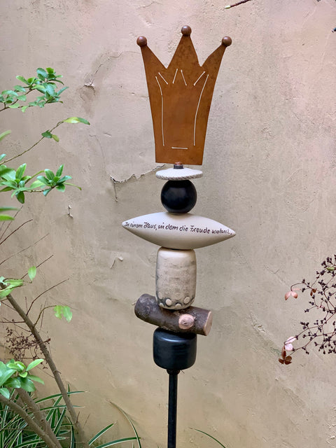 Stele mit Krone und Stein quer von Susanne Boerner
