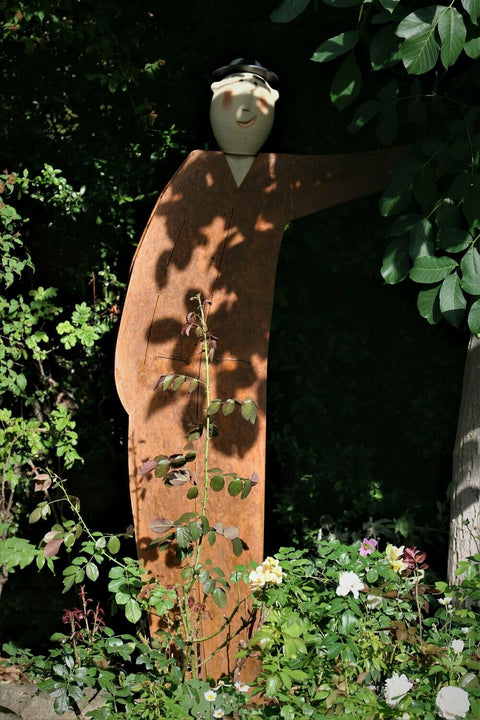 Susanne Boerner: 'Gartenfreund_linker Arm anlehnend'