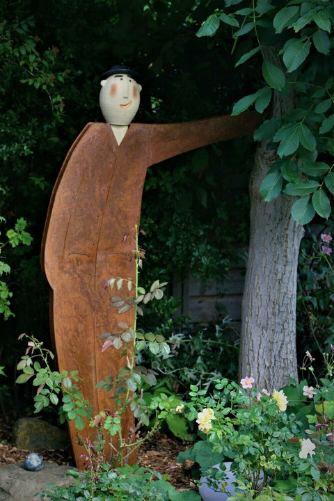Susanne Boerner: 'Gartenfreund_linker Arm anlehnend'