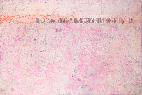Wandbild 'Der Zauber des Anfangs' von Brigitte Anna Franck: Auf zartem, rosa, lila und grau gespachteltem Hintergrund steht ein Auszug aus dem Gedicht - unendlich aneinandergereiht. 
